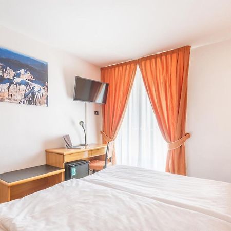 Hotel Alpina مادونا دي كامبيليو المظهر الخارجي الصورة