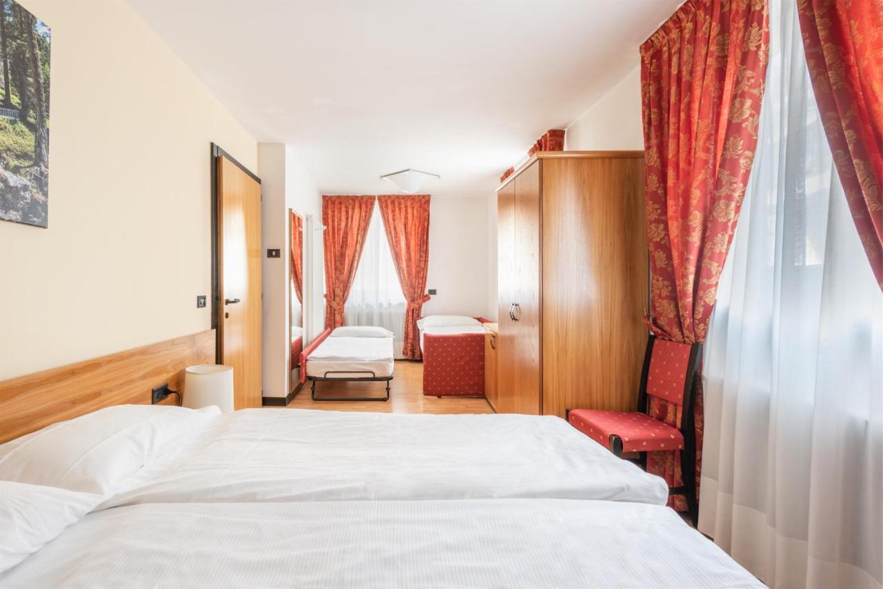 Hotel Alpina مادونا دي كامبيليو المظهر الخارجي الصورة
